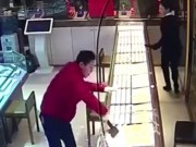 Clip Eva - Tên cướp cửa hàng vàng bổ rìu vỡ tủ kính