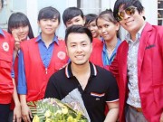 Xem ăn chơi - Akira Phan nén đau trình diễn trên sân khấu