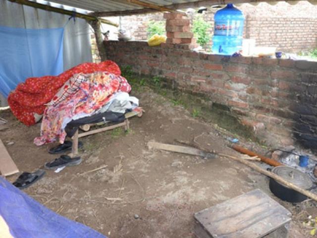 Bên trong túp lều của nghi can vụ giết người ở Thạch Thất