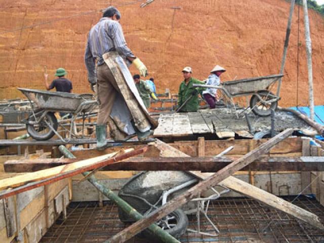 Chùm ảnh hiện trường cây xăng trước và sau khi sập