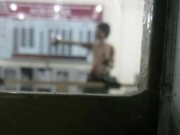 Tin tức - Khống chế đối tượng xông vào ngân hàng cố thủ, tự đâm vào bụng