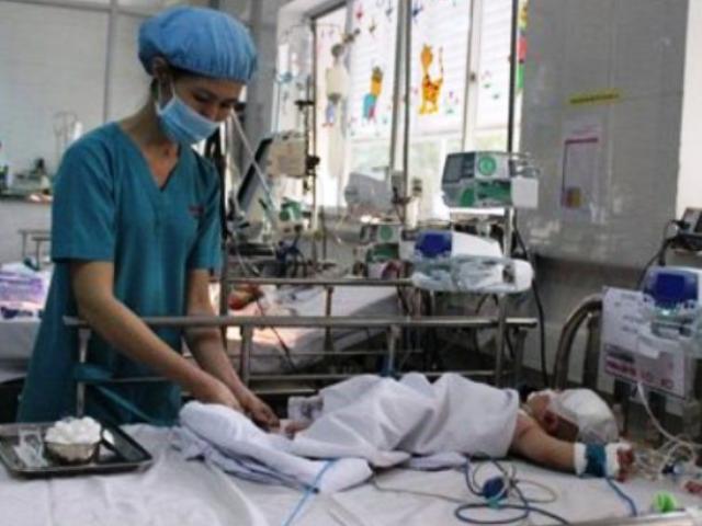 Bé bị dao đâm xuyên não đã tự uống được sữa