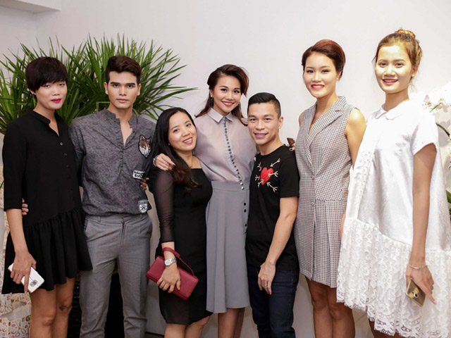 Thanh Hằng và học trò tới chúc mừng Adrian Anh Tuấn