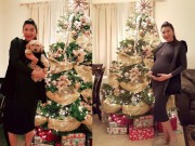 Làng sao - Ngọc Quyên khoe bụng bầu bên cây thông Noel