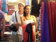 Làng sao - Vợ chồng Brangelina thích thú đi chợ đêm ở Campuchia