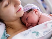 Bà bầu - Ảnh hiếm gặp về em bé chào đời trong túi ối