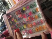 Tin tức - Nhẫn đồ chơi Trung Quốc: Gây rộp tay trẻ vẫn cháy hàng