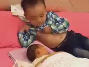 Clip Eva - Anh trai cho em bé bú ti thật ngộ nghĩnh