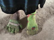 Làm mẹ - Bé gái dân tộc dùng găng tay làm tất khiến dân mạng xót xa