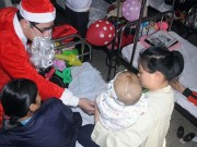 Tin tức - Ấm áp cảnh trẻ nhận quà bên giường bệnh mùa Noel