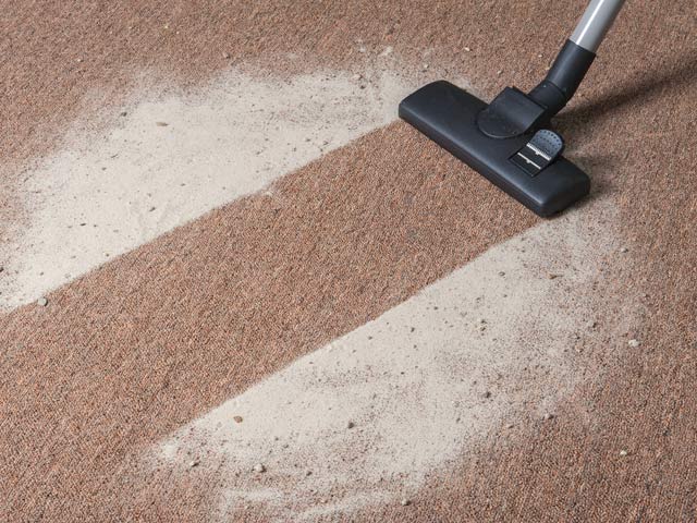 Mẹo giặt sạch bong vết thực phẩm, đồ uống dính trên thảm