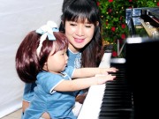 Làng sao - Con gái út Lý Hải tập chơi piano trong tiệc thôi nôi