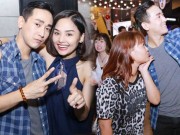 Xem & Đọc - Hứa Vĩ Văn, Miu Lê giản dị đến rạp xem phim cùng fan