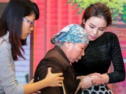 Làng sao - HH Kỳ Duyên gây xúc động khi đỡ cụ già