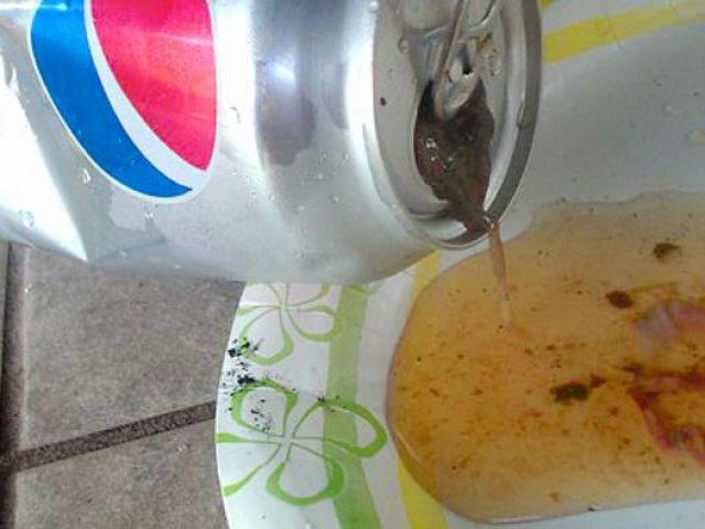 Những vụ “ruồi trong chai” nước ngọt nổi tiếng thế giới
