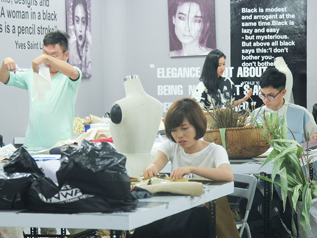 Project Runway tập 2: Top 12 thi nhau làm trang phục từ cây ngô