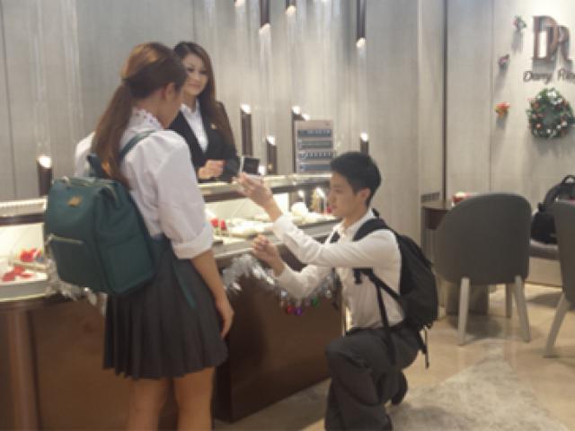 Màn cầu hôn ngôn tình của chàng trai 17 tuổi