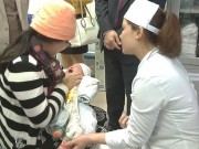 Tin tức - Video: Trẻ đầu tiên được tiêm Pentaxim bằng cách đăng ký qua mạng