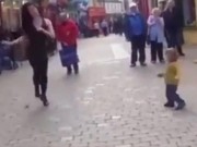 Clip Eva - Em bé bắt chước điệu nhảy trên phố siêu đáng yêu