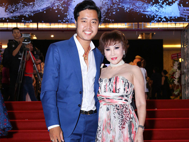 Vợ chồng Bình Minh, Vũ Hoàng Việt và người tình tỷ phú U60 tay trong tay đi xem nhạc