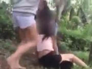 Clip Eva - Video: Cô gái trẻ bị lột đồ, đánh hội đồng trong rừng gây phẫn nộ