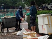 Tin tức - Đôi nam nữ bốc cá chết ở Hồ Tây cho vào hộp xốp bị nghi ngờ mang đi tiêu thụ