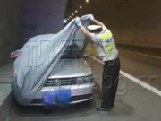 Tin tức - Con ngủ say, bố mẹ tranh thủ 'mây mưa' trong ô tô trùm kín bạt giữa đường