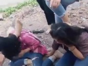 Tin tức - Nhóm nữ sinh cấp 2 đấm đá, dùng dép tát liên tiếp vào mặt bạn gây phẫn nộ