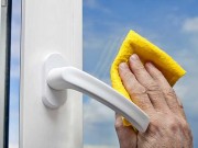 Nhà đẹp - 3 nguyên liệu và 4 bước lau cửa kính sáng bóng trong tích tắc