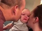 Clip Eva - Em bé bật khóc khi thấy bố mẹ hôn nhau