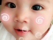 Clip Eva - Em bé có đôi mắt tròn xoe hút hồn người xem