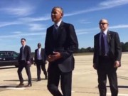 Tin tức - Tổng thống Obama lại tháo nhẫn khi bắt tay người dân Mỹ