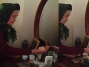 Clip Eva - Video: Cụ bà tự cãi nhau với mình trong gương khiến người xem nghẹn lòng