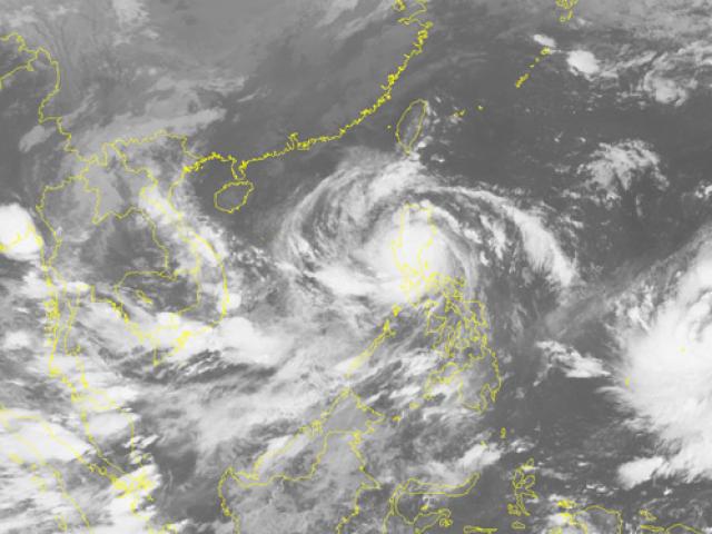 Bão Sarika giật cấp 17 nguy cơ tấn công miền Trung