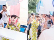 Làng sao - Việt Hương giản dị ký tặng vé  và chụp hình với người hâm mộ