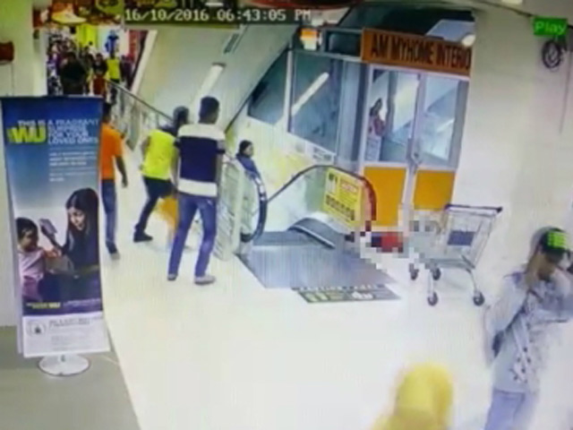 Bé gái 3 tuổi nguy kịch vì rơi xuống thang cuốn ở trung tâm thương mại