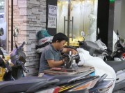 Clip Eva - Video: Người bố cọc cạch sửa váy cưới 10 năm nuôi con ăn học nên người