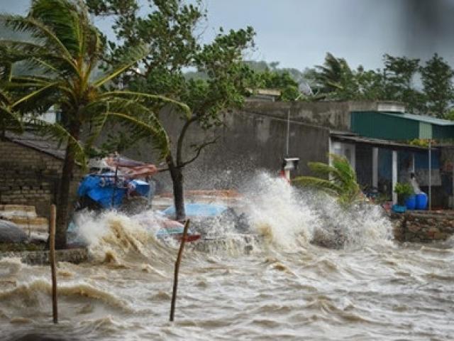 Chiều nay, bão số 7 đổ bộ Quảng Ninh, khách du lịch vội vã chạy vào đất liền
