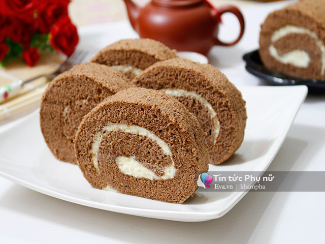 Bánh bông lan socola cuộn kem tươi