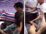 Tin tức - Bắt gặp vợ đi chơi với bồ, chồng đánh ghen điên cuồng giữa chợ