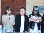 Làng sao - Thu Minh, Diệp Lâm Anh gạt mệt mỏi, tươi cười bên bà con miền Trung nơi rốn lũ