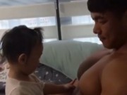 Clip Eva - Em bé thích thú khi lần đầu được sờ ti của bố