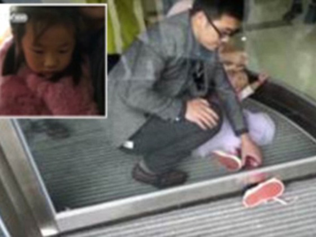 Thót tim những vụ trẻ nghịch ngợm mắc kẹt vào cửa kính xoay tự động