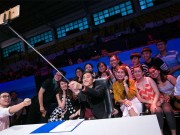 Làng sao - Ơn giời 2016: Hoài Linh 'cute lạc lối', sắm 'gậy tự sướng' selfie cùng fan