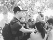 Làng sao - Fan nghẹn ngào vì kỷ niệm của MC Phan Anh trong chuyến từ thiện miền Trung