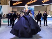Thời trang - Siêu mẫu Diệu Huyền catwalk điêu luyện sau khi sinh con