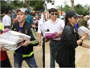 Làng sao - Nguyên Vũ, Trương Thị May vất vả khuân đồ tặng đồng bào miền Trung