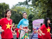 Làng sao - Hoa hậu Ngọc Hân, Mỹ Linh cùng Á hậu Thanh Tú mặc áo dài nhảy flashmob ở Hồ Gươm
