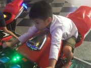 Làng sao - Cường Đô La thích thú khi con trai Subeo mê tốc độ như mình