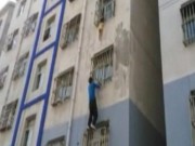 Tin tức - Người đàn ông tay không leo lên tầng 3 giải cứu bé trai kẹt cổ rơi ngoài ban công